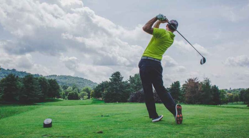 Swing van een golfer. Er zijn heel veel golftips, maar soms is het beter om te vertrouwen op je lichaam. Beeld Courtney McCook, Unsplash