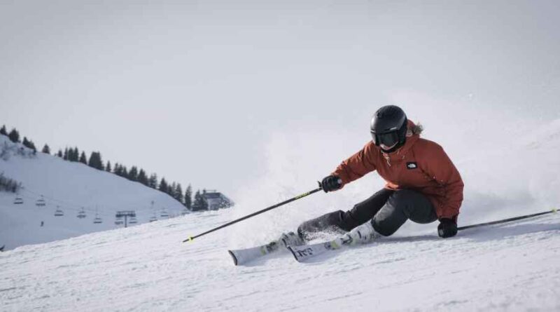 Afbeelding van een skiër die aanpast aan de helling. Grondlegger Karl Newell gebruikt dit als een voorbeeld van de constraints-led approach.