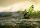 Foto van een surfer die gijpt in de branding. Een externe focus levert bij dergelijke manoeuvres veel voordeel op.