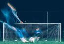 Een speler schiet op doel op deze bewogen foto, genomen tijdens een voetbal training. Foto unsplash