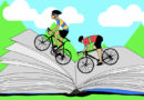Twee fietsers beklimmen de pagina's van een openliggend boek over wielrennen.
