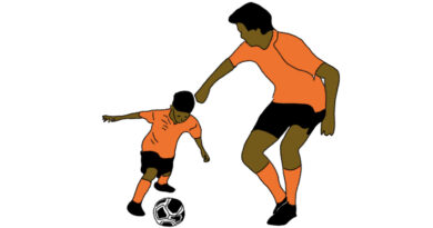 Een voetballer uit het Nederlands elftal voetbalt met zijn zoon.