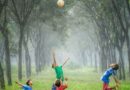 Kinderen spelen met een bal in het bos. Teaching Games for Understanding beoogt kinderen sporten te leren door te focussen op het spel.