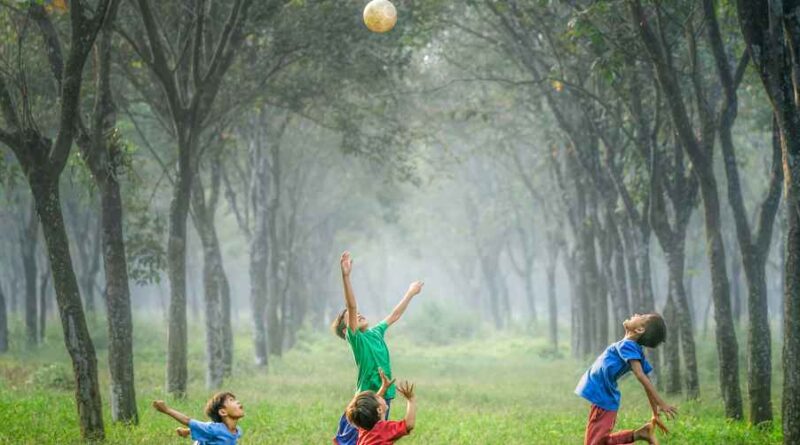 Kinderen spelen met een bal in het bos. Teaching Games for Understanding beoogt kinderen sporten te leren door te focussen op het spel.