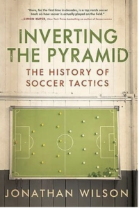 Omslag van Inverting the Pyramid. Het beste boek over voetbaltactiek.