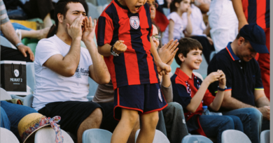Jochie met zijn vader op de tribune juicht voor een wedstrijd van AC Milan.