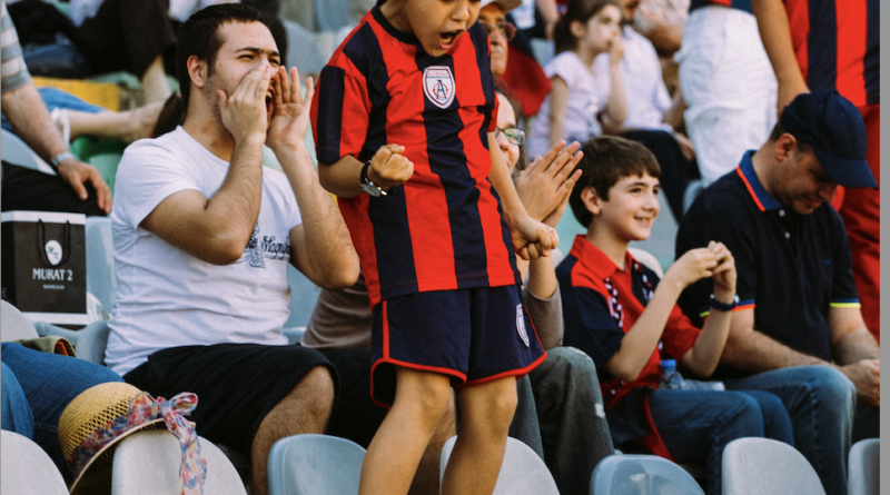 Jochie met zijn vader op de tribune juicht voor een wedstrijd van AC Milan.